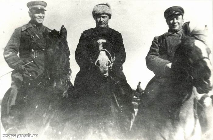 Слева направо: командир 275-го кавалерийского полка Т.Т.Кусимов, комиссар штаба 112-й Башкирской кавалерийской дивизии Д.Ариткулов, командир 313-го кавалерийского полка Г.Макаев. Станция Дёма  (март 1942)