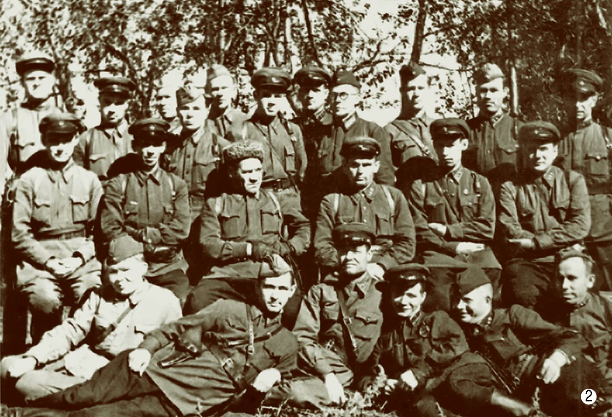 Солдаты и офицеры с М.М.Шаймуратовым (в центре). Брянский фронт (лето 1942)